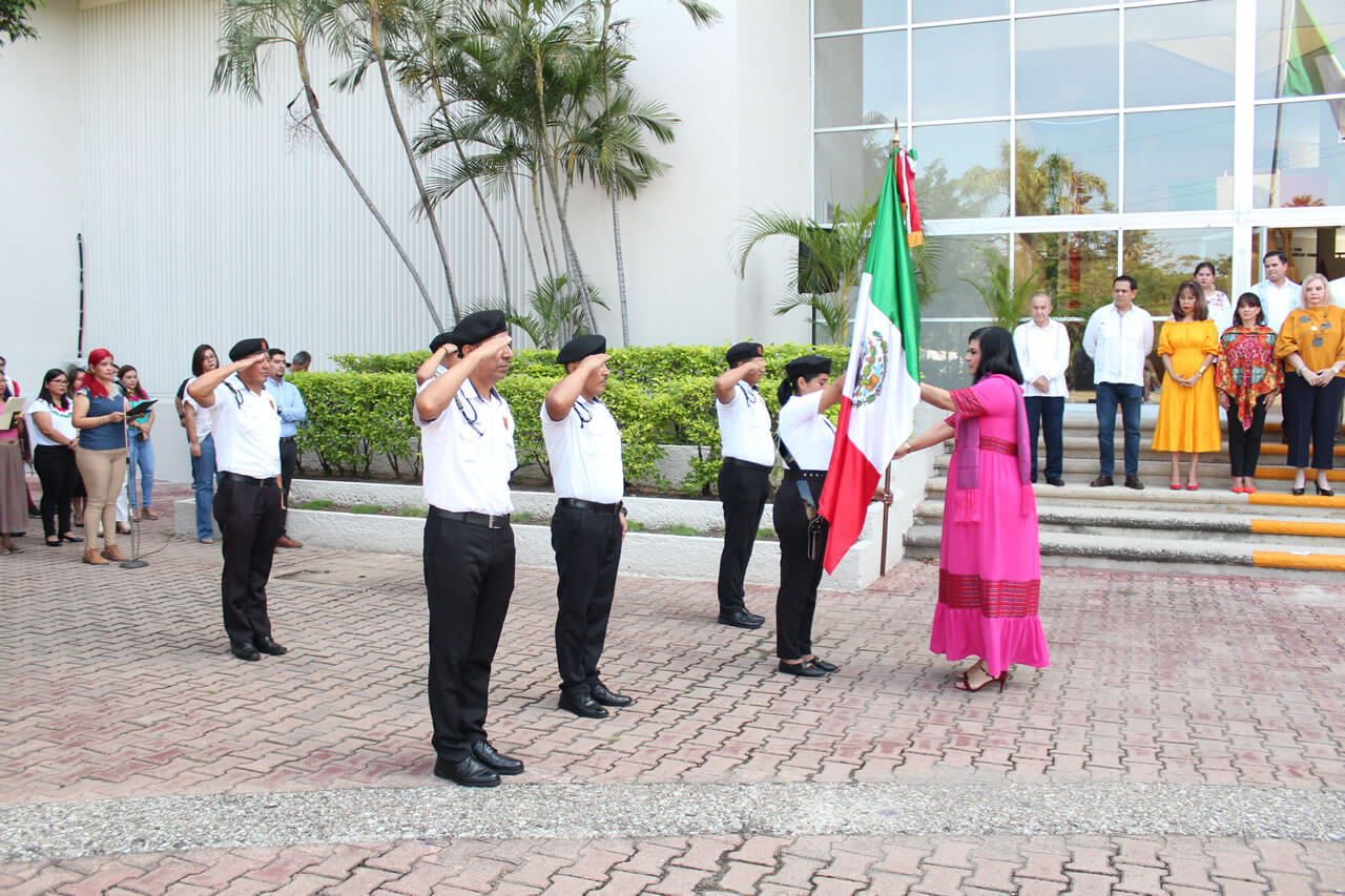 Asisten servidores públicos de la SESAECH, al homenaje a la bandera encabezado por el Poder Judicial